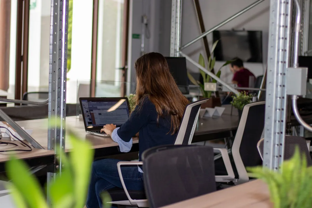 développeur freelance nomade numérique travaillant en coworking à l'étranger